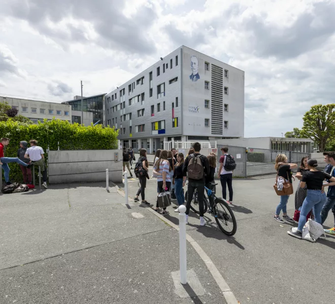 Entrée Lycée Léonce Vieljeux avec élèves