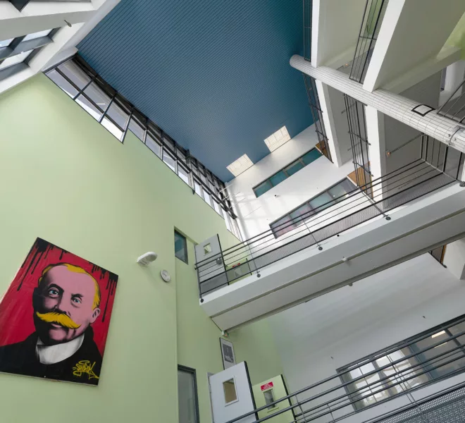 Hall du lycée Léonce Vieljeux avec son portrait